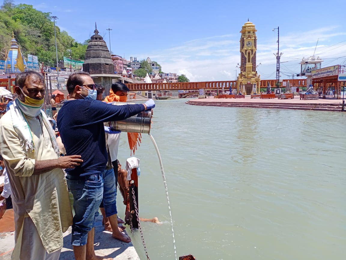 गंगा जी का दुग्धाभिषेक कर विश्व शान्ति व कोरोना वायरस से निजात दिलाये जाने की कामना की