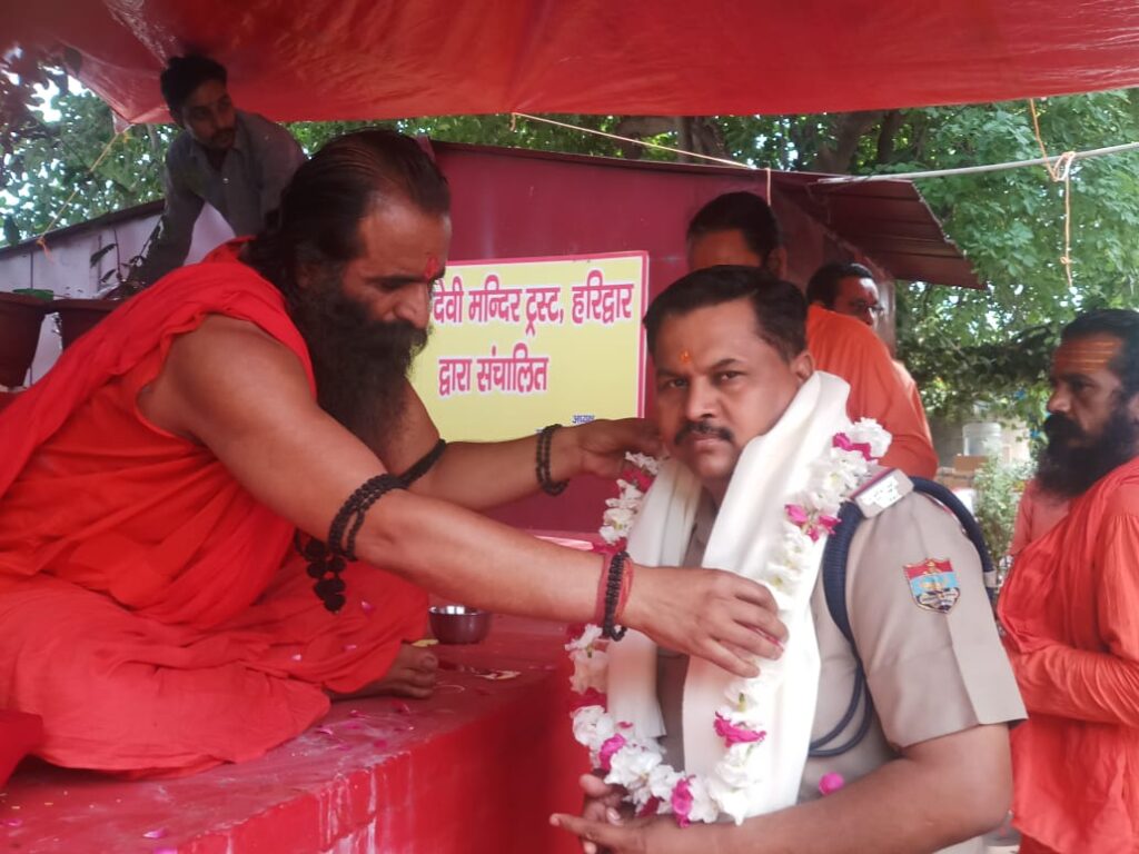 नवनियुक्त कोतवाली निरीक्षक अमरजीत सिंह ने लिया श्रीमहंत रवींद्र पुरी महाराज का आशीर्वाद