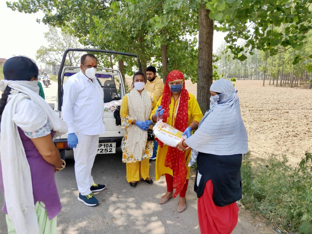 स्पर्श गंगा परिवार ने जरूरतमन्दों को पहंुचाई राशन किट