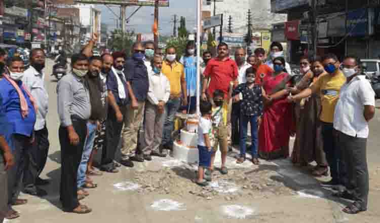 न्यू हरिद्वार चंद्राचार्य चौक व्यापार मंडल के व्यापारियों ने चंद्राचार्य चौक पर स्वतंत्रता दिवस मनाया