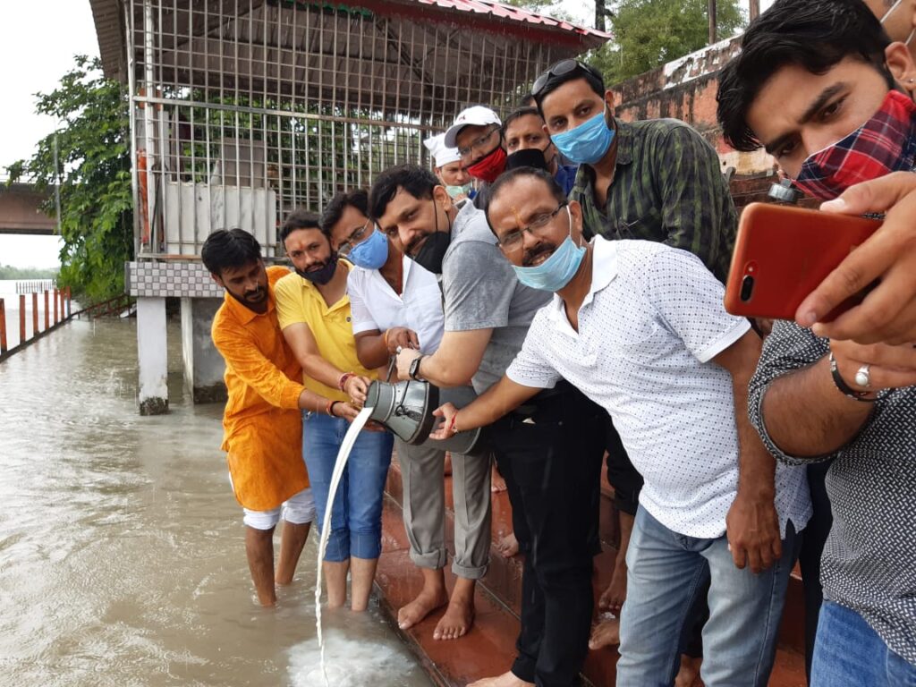 श्रीराम मन्दिर के शिलान्यास के अवसर पर लड्डुओं का भोग लगाकर वितरण किया