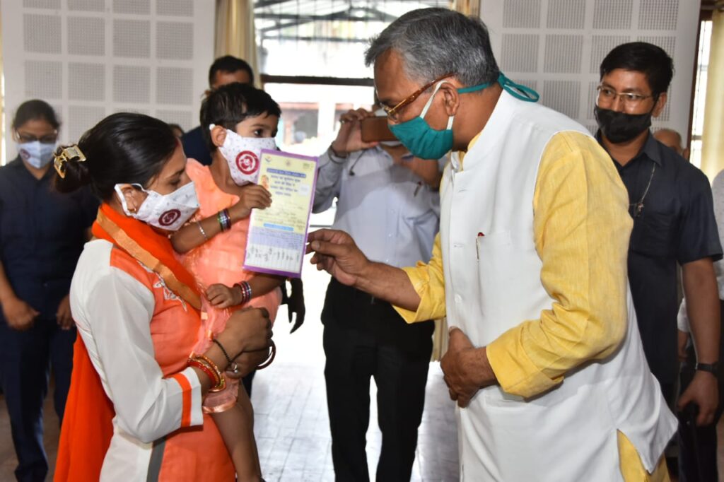 मुख्यमंत्री ने उत्तराखण्ड के लिए शुरू किये गये गोद अभियान में कुपोषण मुक्त बच्चों के अभिभावकों को सम्मानित किया