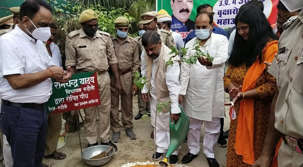 बसौढ़ी पौधशाला पर पौधरोपण करते वन मंत्री दारा सिंह चैहान