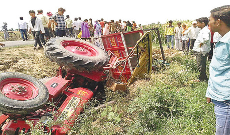 ओवरलोड मटर से लदा हुआ ट्रैक्टर पलटा