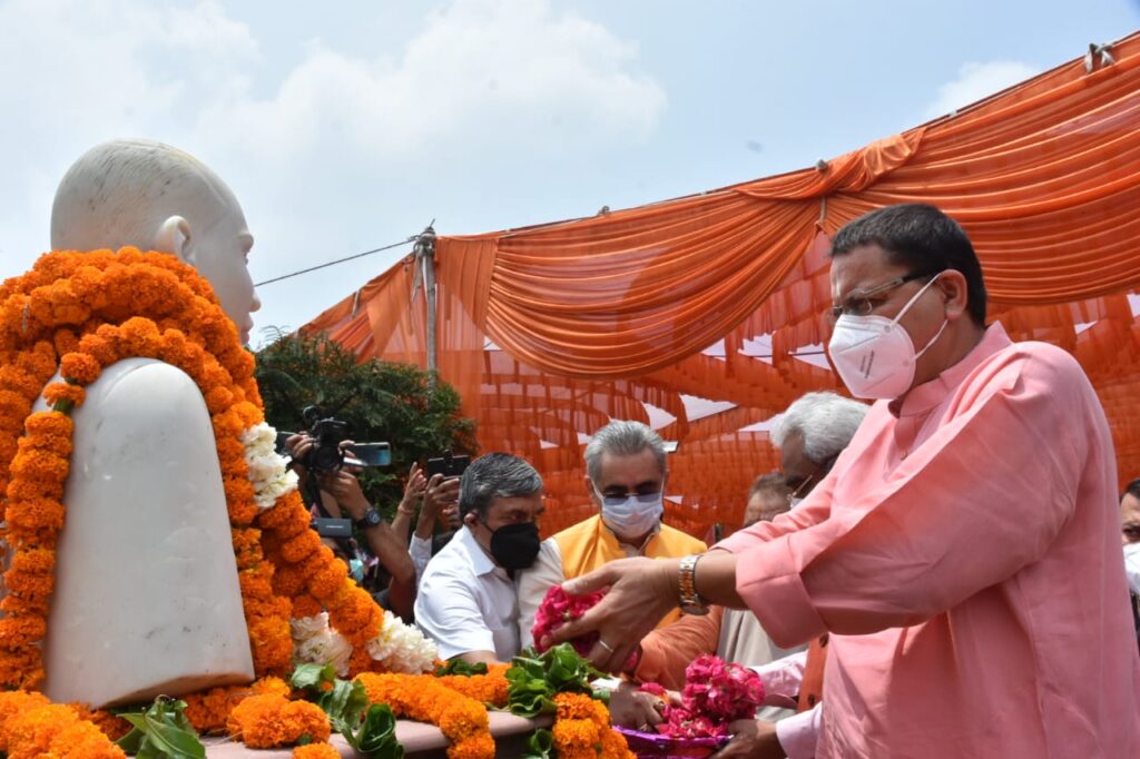 मुख्यमंत्री पुष्कर सिंह धामी ने डॉ. श्यामाप्रसाद मुखर्जी की जयंती के अवसर पर राजपुर रोड स्थित मुखर्जी पार्क में उनकी प्रतिमा पर माल्यार्पण कर श्रद्धांजलि दी