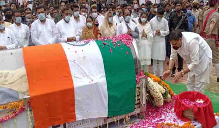 मुख्यमंत्री ने श्री कल्याण सिंह के अंतिम संस्कार में शामिल होकर उन्हें भावपूर्ण श्रद्धांजलि अर्पित की