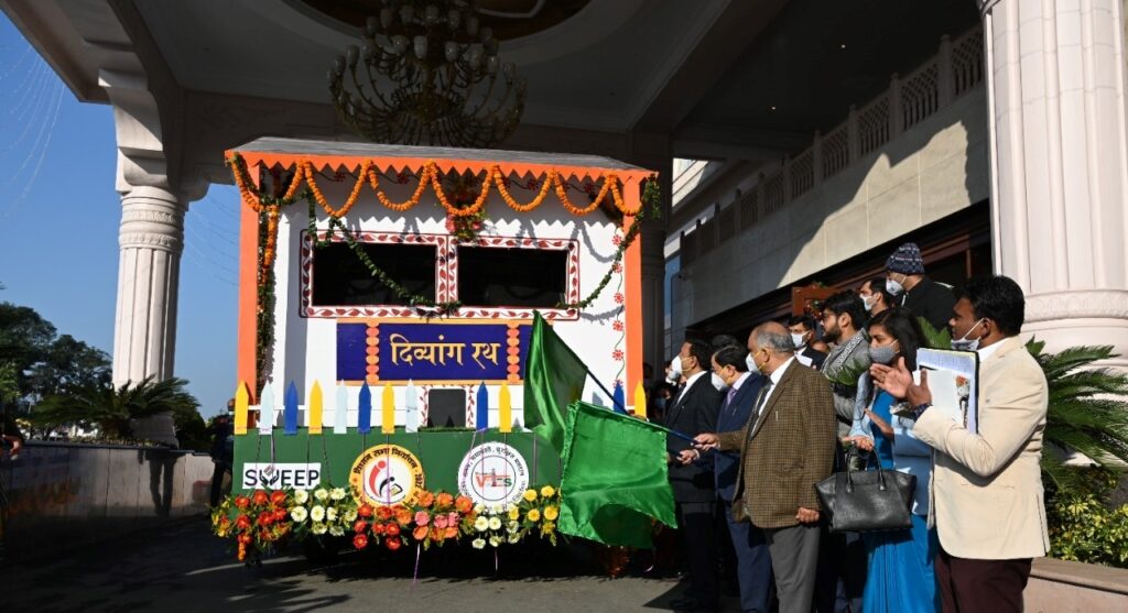 मुख्य निर्वाचन आयुक्त ने मतदाता जागरूकता दिव्यांग रथ को हरी झण्डी दिखाकर किया रवाना